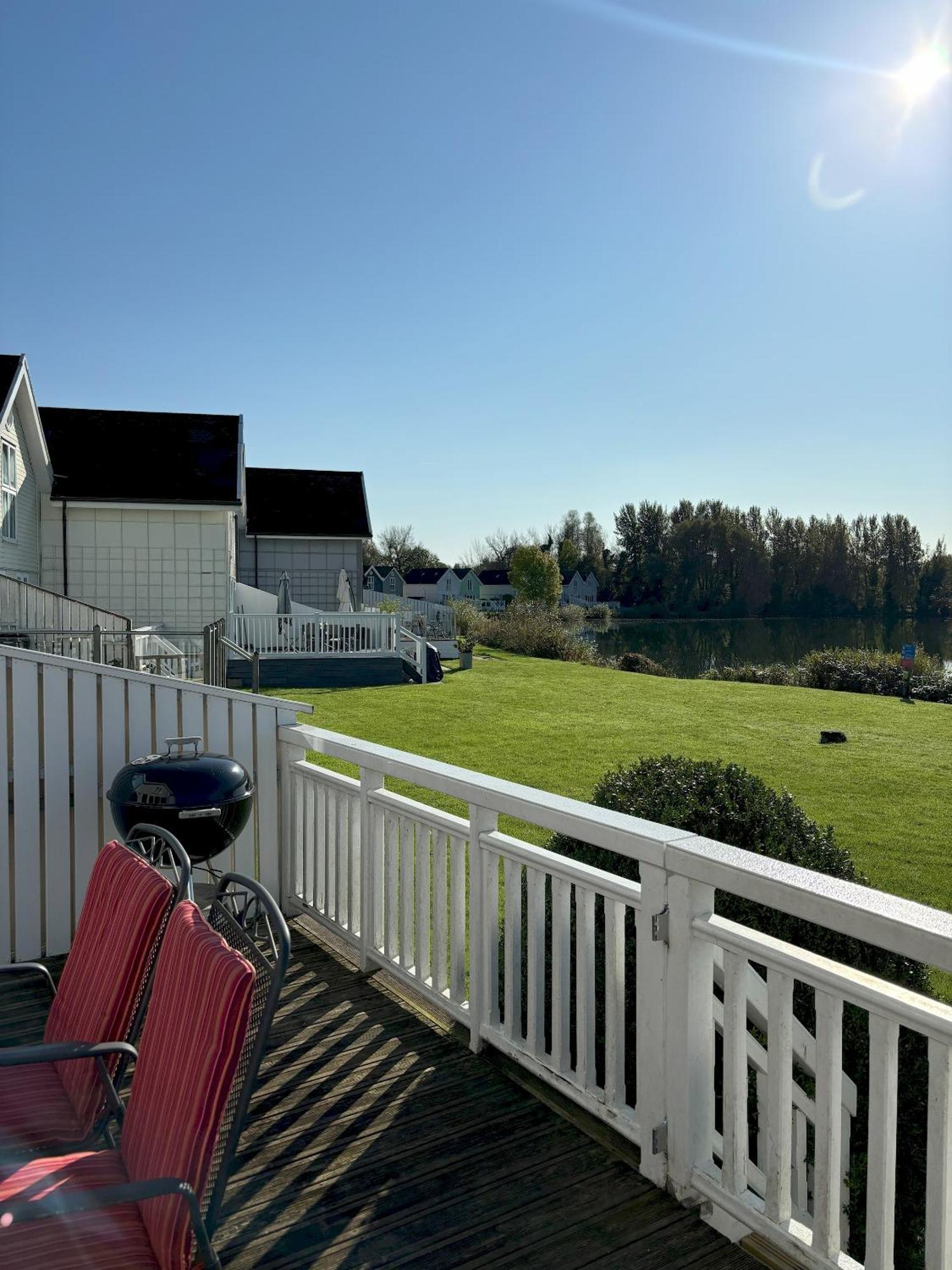 Kinsale Lodge - Cotswolds Lakeside - Spring Lake Саут-Керни Экстерьер фото